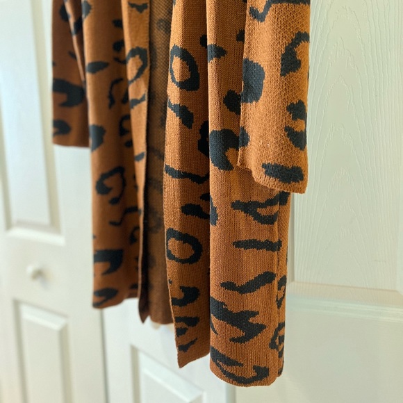 Goodnight Macaroon long leopard duster cardigan. - Picture 3 of 3